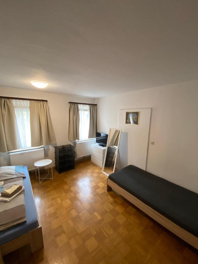 Einfaches Haus Mit Privatzimmern Und Gemeinschaftsraeumen Хейльбронн Экстерьер фото