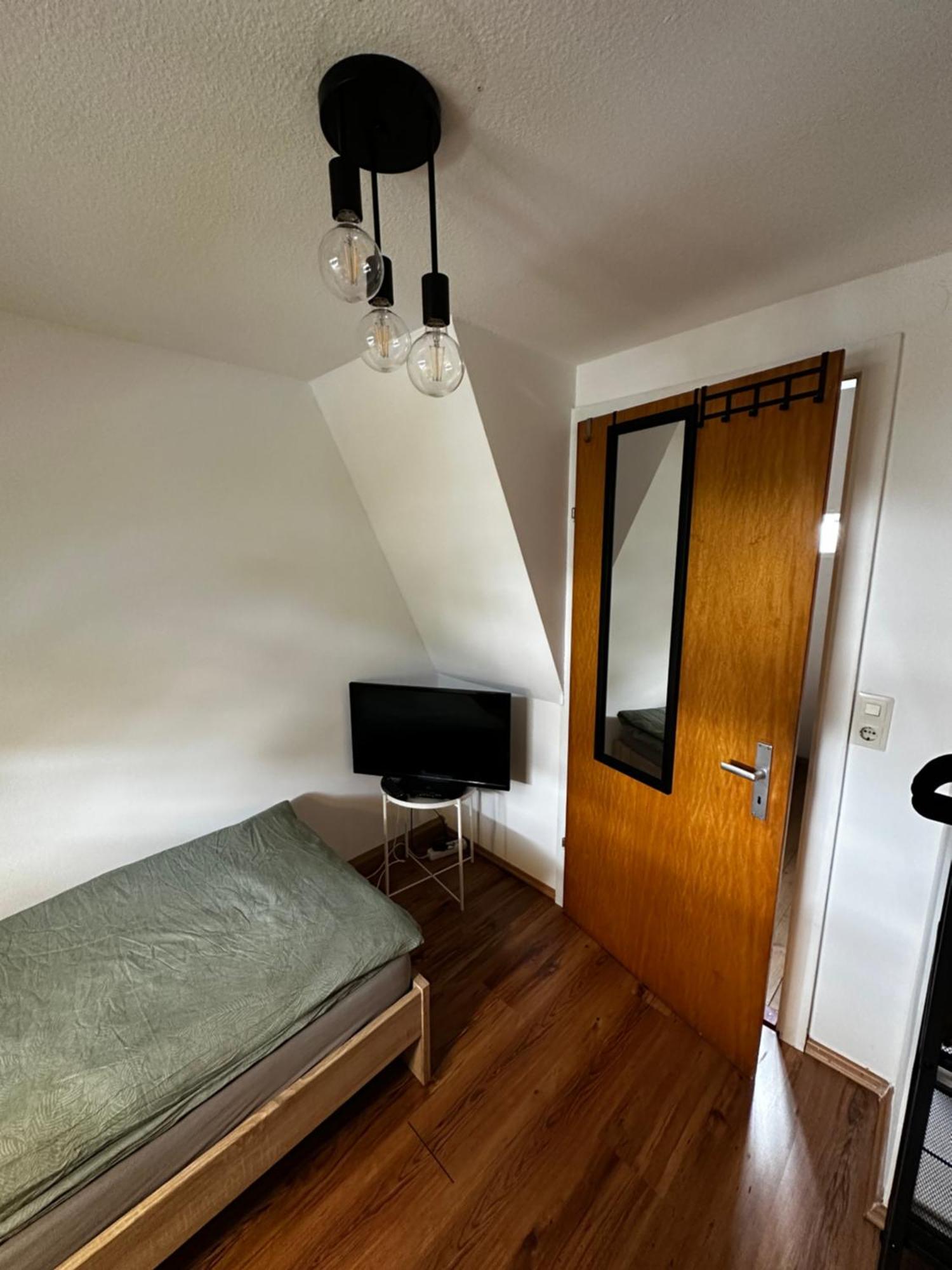 Einfaches Haus Mit Privatzimmern Und Gemeinschaftsraeumen Хейльбронн Экстерьер фото
